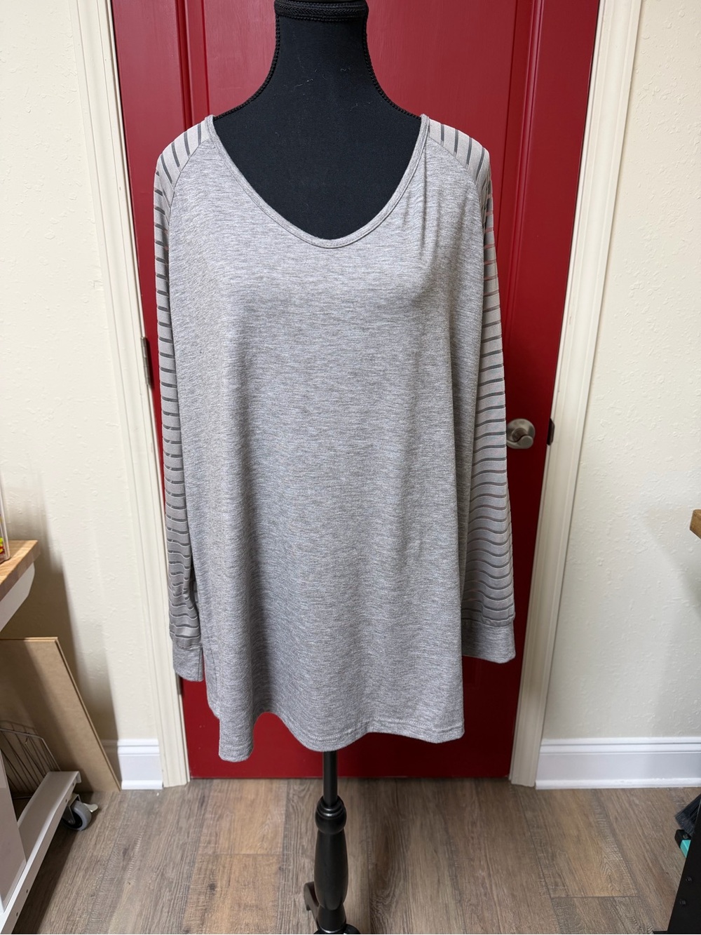 Source Unknown Gray V-Neck Long Sleeve Top with Striped Sleeves